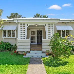 https://21-carlyle-street-central-holiday-home.hotelsbyronbayaustralia.com
